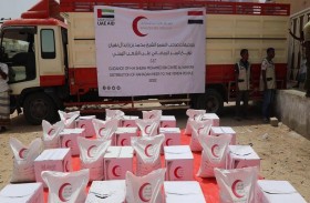 الهلال الأحمر توزع مئات الأطنان من المير الرمضاني على الأشقاء في اليمن