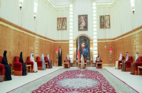 ملك البحرين يستقبل صقر غباش