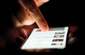 دراسة: تمرير الفيديوهات على الهاتف يقلل الرضا