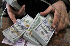 الدولار يتخلى عن مكاسبه مقابل عملات السلع الأولية  