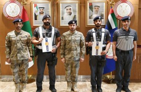 قائد عام شرطة أبوظبي يكرّم اثنين من منتسبي الدوريات الأمنية لجهودهما الإنسانية 