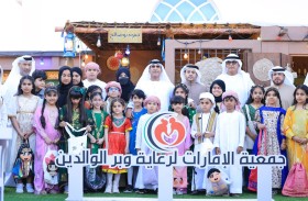 سالم بن سلطان القاسمي يشارك الأطفال فرحتهم بمناسبة حق الليلة في رأس الخيمة