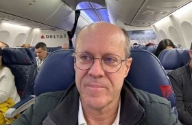 يعرض 100 ألف دولار على امرأة لتخلع الكمامة في الطائرة