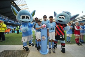 مشاركون في برنامج اللاعب الموهوب من e& يحظون بتجربة فريدة بلقاء ومرافقة نجومهم المفضلين قبل مباراة مانشستر سيتي وأرسنال