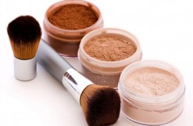 البودرة المعدنية.. عصا سحرية لبشرة مثالية