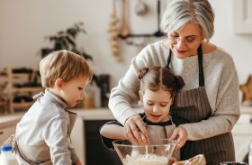 متلازمة «حقيبة الجدة».. خطر يهدد حياة طفلك داخل المنزل