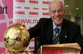 وفاة الأسطورة سواريس الفائز بالكرة الذهبية 1960 