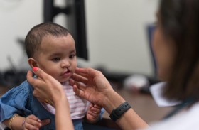 عملية الابتسامة الإماراتية و كليفلاند كلينك أبوظبي تنفذان برنامجا لجراحات الشفة الأرنبية والشق الحلقي