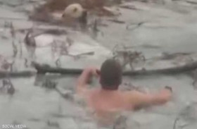 إنقاذ كلب من بحيرة متجمدة