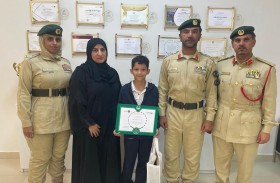 مركز شرطة القصيص يكرم طالباً لأمانته وسط زملائه