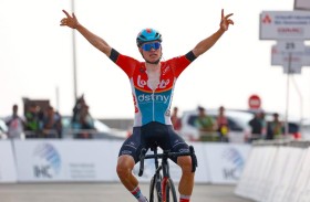 طواف الإمارات.. أصداء دولية واسعة بعد تتويج فان ايتفيلت بلقبه العالمي الأول