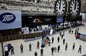 بريطانيا تحيي ذكرى ضحايا الوباء بعد عام على فرض أول إغلاق