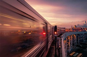 امرأة تدمر نافذة قطار بعد سرقة حقيبتها 