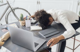 قلي الدماغ.. متلازمة تصيب الموظفين بسبب الإفراط في استخدام الذكاء الاصطناعي