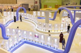 لوحات معروضة في «الشارقة لرسوم كتب الطفل» تستعيد مشاهد من ذاكرة الطفولة