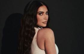 كيم كارداشيان تلفت الأنظار بفستانها الغريب