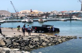 شرطة دبي تنتشل سيارة سقطت في ميناء أم سقيم ولا إصابات