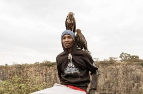 مشرد يطوع الجوارح ويصبح أيقونة عالمية