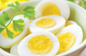 طفل يصارع الموت بعدما تناول البيض في فندق فاخر