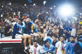 الأفراح تعم شوارع الأرجنتين.. وميسي يرفع كأس العالم
