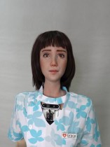 الروبوت جريس ، الذي طورته شركة Hanson Robotics وصمم للرعاية الصحية وإراحة كبار السن والمعزولين، وخاصة أولئك الذين يعانون من جائحة فيروس كورونا، شوهد الروبوت في مختبر الشركة في هونغ كونغ، الصين. رويترز