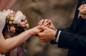 لماذا تغير أو لا تغير النساء أسماءهن بعد الزواج؟