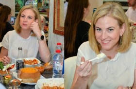 مسؤولة أوروبية تُعد الكشري في مطعم مصري