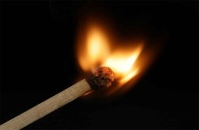 يحرق زوجة عمه بعد اتهامها بالسحر