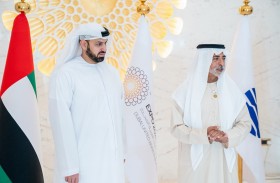 نهيان بن مبارك آل نهيان يتسلم طابع إكسبو 2020 من مجموعة بريد الإمارات