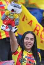 إحدى مشجعات فريق ديبورتيفو بيريرا قبل انطلاق مباراة إياب دور الـ16 لكأس ليبرتادوريس بين الإكوادور وكولومبيا، في ملعب أتاهوالبا الأولمبي في كيتو.   ا ف ب