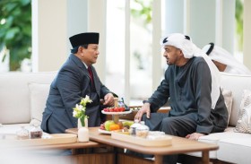 رئيس الدولة يبحث مع وزير الدفاع الإندونيسي علاقات التعاون القضايا الإقليمية والدولية ويمنحه (وسام زايد)