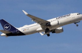 يطعن ويصفع ركاباً على متن طائرة 