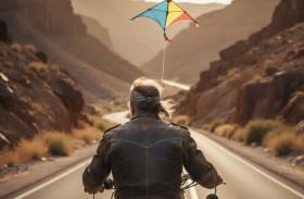 خيط طائرة ورقية يقطع عنق راكب دراجة