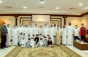 ستون من كبار السن المنتسبين لنادي الأصالة في ضيافة مجلس أولياء أمور الطلبة والطالبات في مدينة دبا الحصن