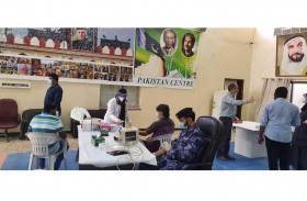 شرطة رأس الخيمة تتبرع بالدم وتوزع المواد الغذائية 