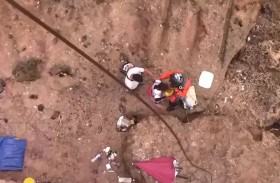 إنقاذ عائلة علقت على صخرة بحرية