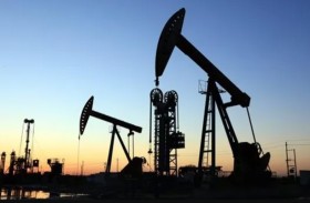 النفط يتراجع بعد إعلان أمريكا تباطؤ إعادة ملء الاحتياطي الاستراتيجي 