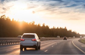 ينسى زوجته ويعود إليها بعد قيادة السيارة 100 ميل