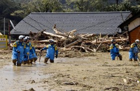 عمليات بحث عن ضحايا ومفقودين بعد فيضانات في اليابان 