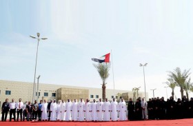 الأرشيف والمكتبة الوطنية يرفع العلم ليظل خفاقاً يحكي أمجاد الوطن