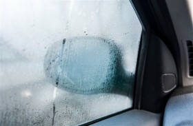 كيف تتخلص من تكثف بخار الماء على زجاج السيارة؟