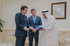حاكم الشارقة يستقبل وفد جامعة كويمبرا البرتغالية