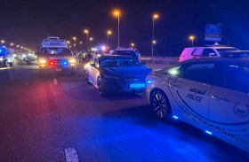 شرطة دبي تنقذ سائقة تعطّل مثبت سرعة مركبتها على شارع الإمارات