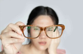 هل «ارتداء النظارات» يُضعف البصر؟