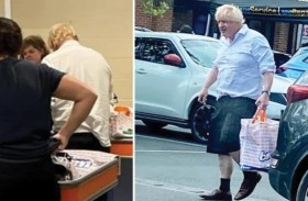 جونسون يتسوّق من متجر شعبي ويستقل النقل العام