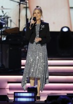 الممثلة والمغنية الأمريكية ريتا ويلسون تتحدث على خشبة المسرح خلال حفل اختيار شخصية العام 2026 الذي أقامته مؤسسة ميوزيكيرز في لوس أنجلوس. ا ف ب 