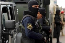 القبض على أب يعذب طفليه 